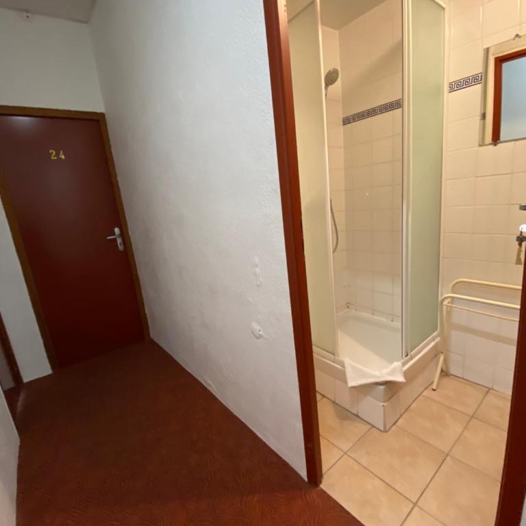 Hôtel Belle Vue d'Angleterre - Chambre Triple avec Salle de Bains Extérieure - 5