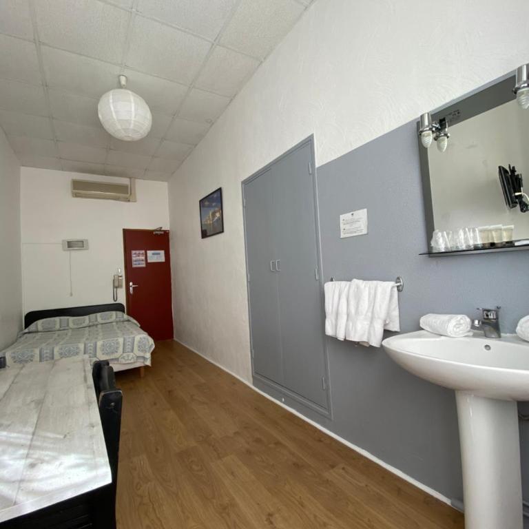 Hôtel Belle Vue d'Angleterre - Chambre Double avec Salle de Bains Séparée - 1
