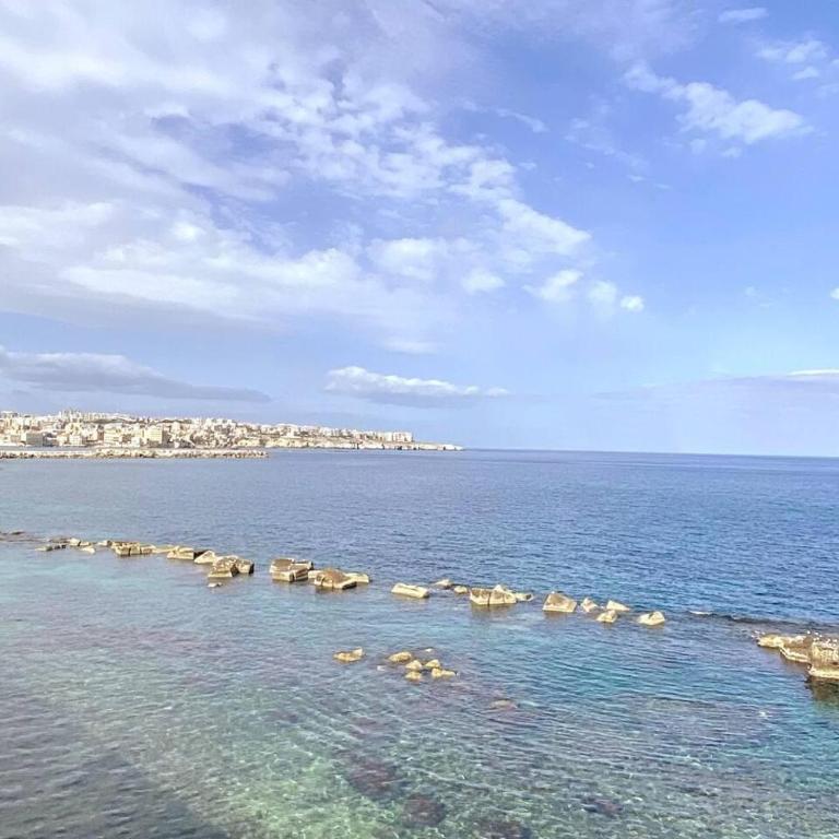 2-Bed Island Retreat - Baroque Courtyard & Views - Appartement - 24