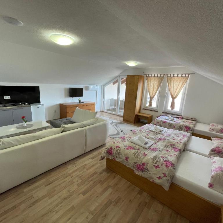 Villa Maja - Apartment with Balcony - 8