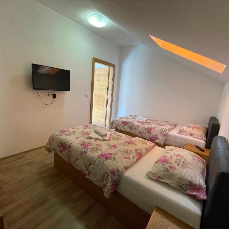 Villa Maja - Three-Bedroom Apartment - 14