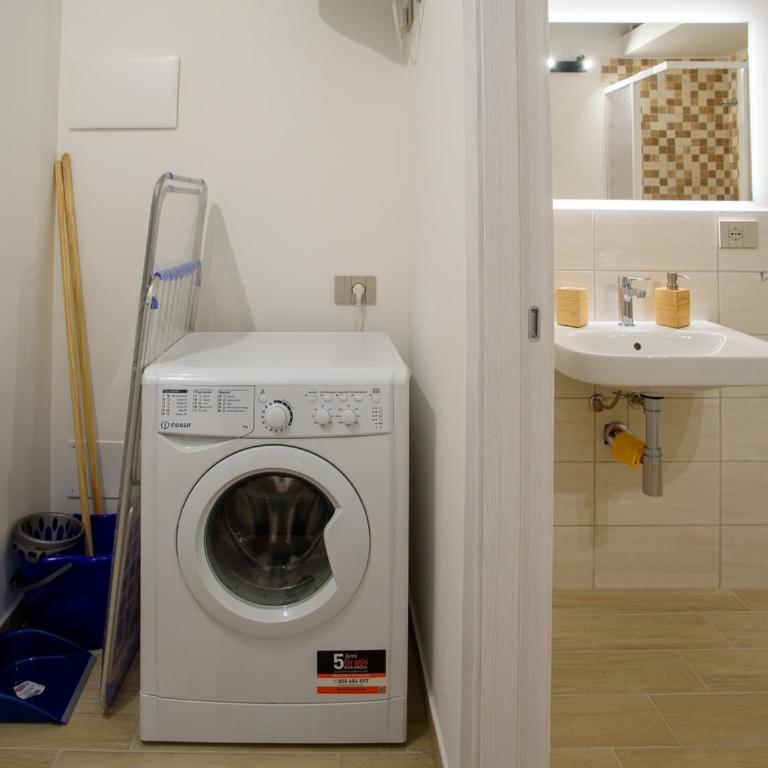 CENTRAL STATION APARTMENTS - Fanale Rentals - Deluxe Apartment - 21