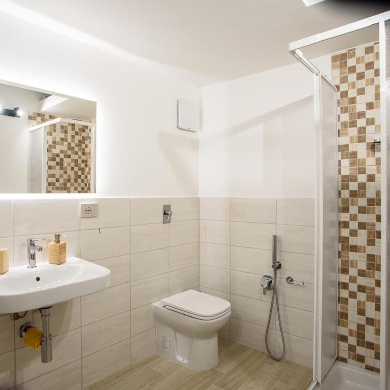 CENTRAL STATION APARTMENTS - Fanale Rentals - Deluxe Apartment - 17
