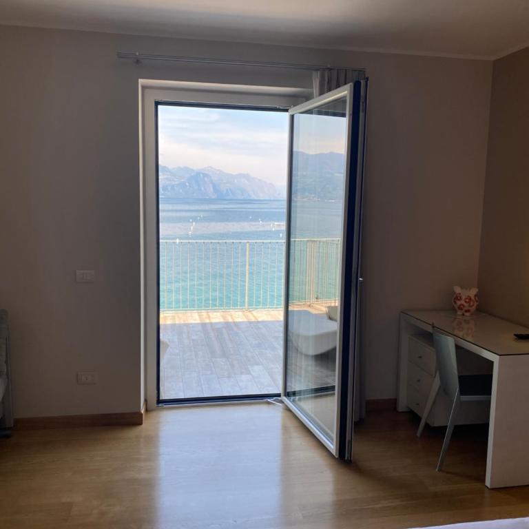 Hotel Baia dei Pini - Camera Matrimoniale/Doppia con Letti Singoli con Terrazza e con Vista Lago - 13