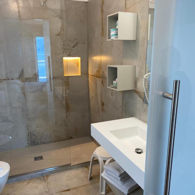 Hotel Baia dei Pini - Camera Matrimoniale/Doppia con Letti Singoli con Terrazza e con Vista Lago - 12