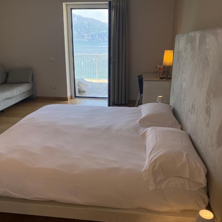 Hotel Baia dei Pini - Camera Matrimoniale/Doppia con Letti Singoli con Terrazza e con Vista Lago - 10