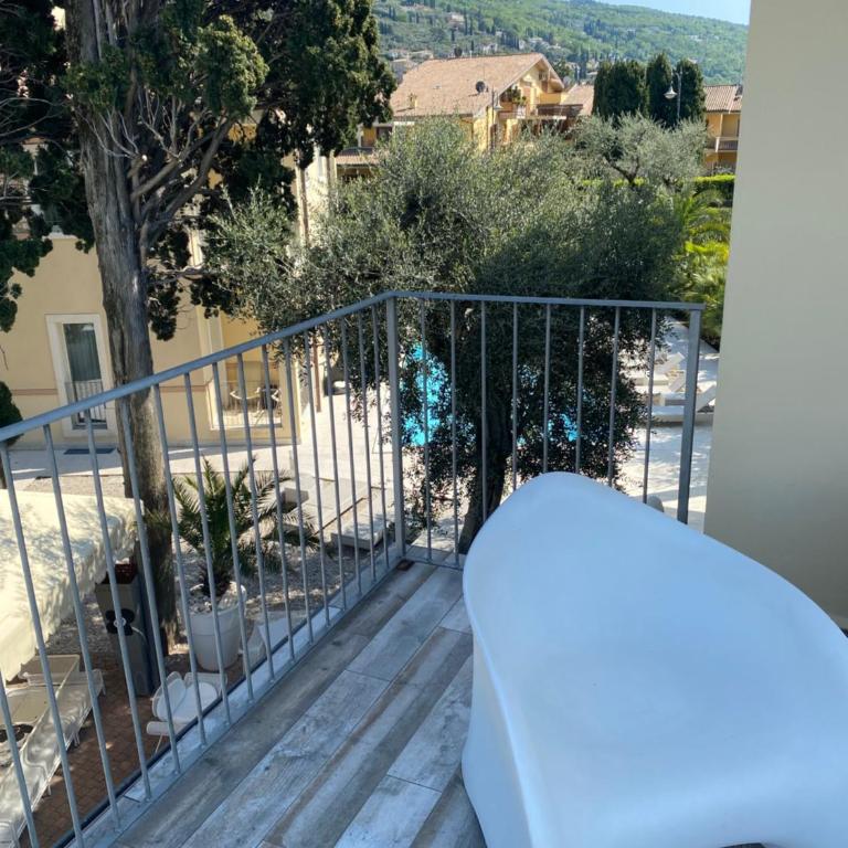Hotel Baia dei Pini - Camera Matrimoniale/Doppia con Letti Singoli con Terrazza e con Vista Lago - 20