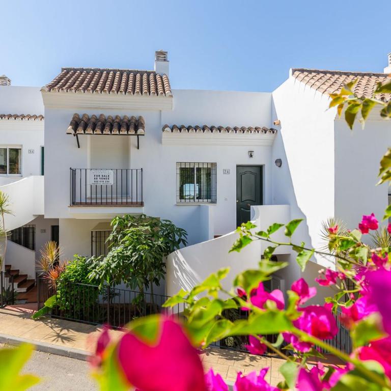 Cozy 2 Bedroom Apartment in Nueva Andalucia - Apartment with Terrace - 26