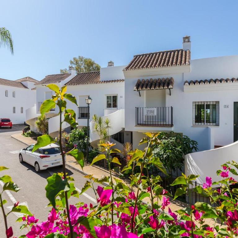 Cozy 2 Bedroom Apartment in Nueva Andalucia - Apartment with Terrace - 28