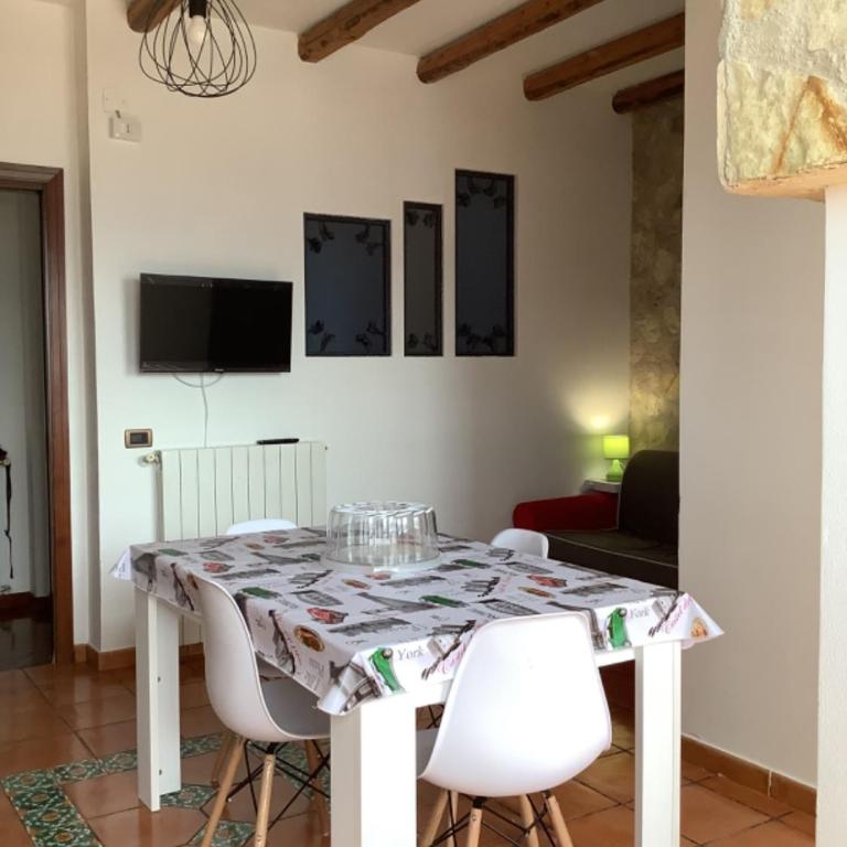 Leo's Home - Three-Bedroom Apartment - 13