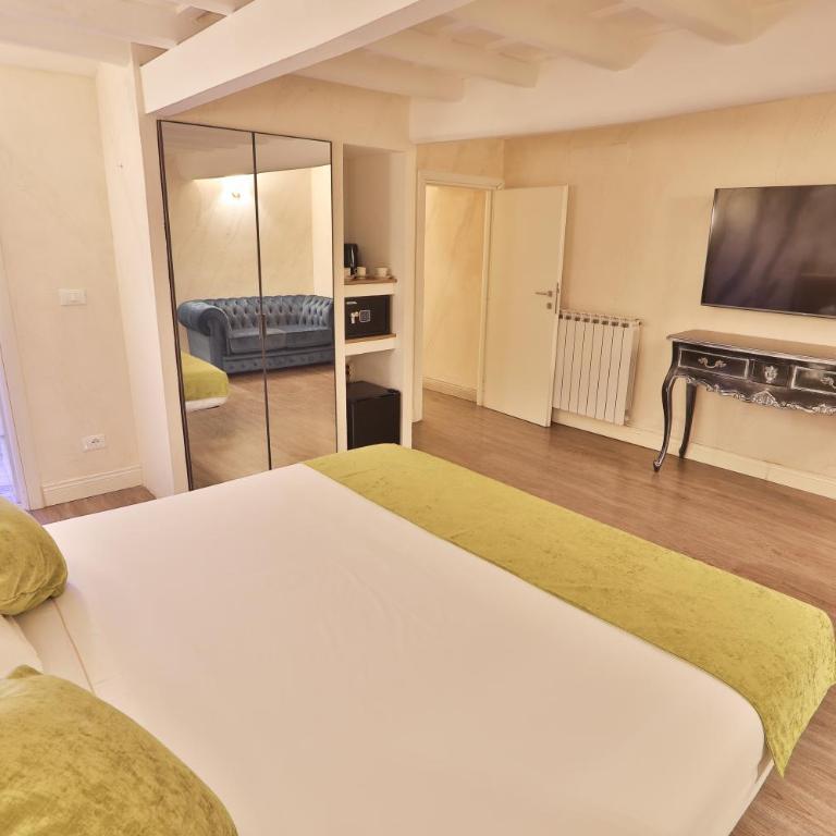 Grottini Luxury Suites ~ Pantheon - Deluxe Suite with Jacuzzi - 2