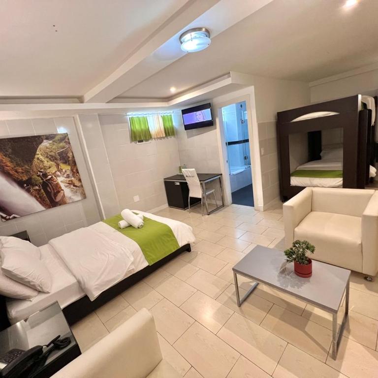 Destiny Hotel - Superior Quadruple Room - 1