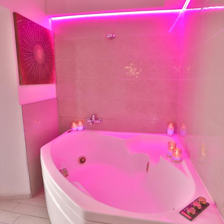 Grottini Luxury Suites ~ Pantheon - Deluxe Suite with Jacuzzi - 4