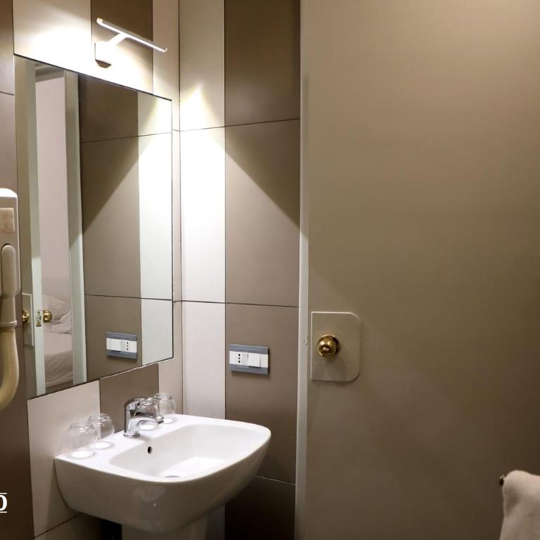 Up Hotel - Deluxe Double Room - 13