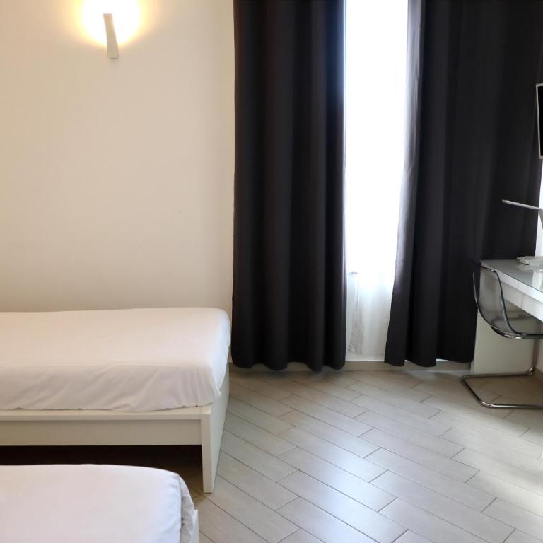 Up Hotel - Deluxe Twin Room - 4
