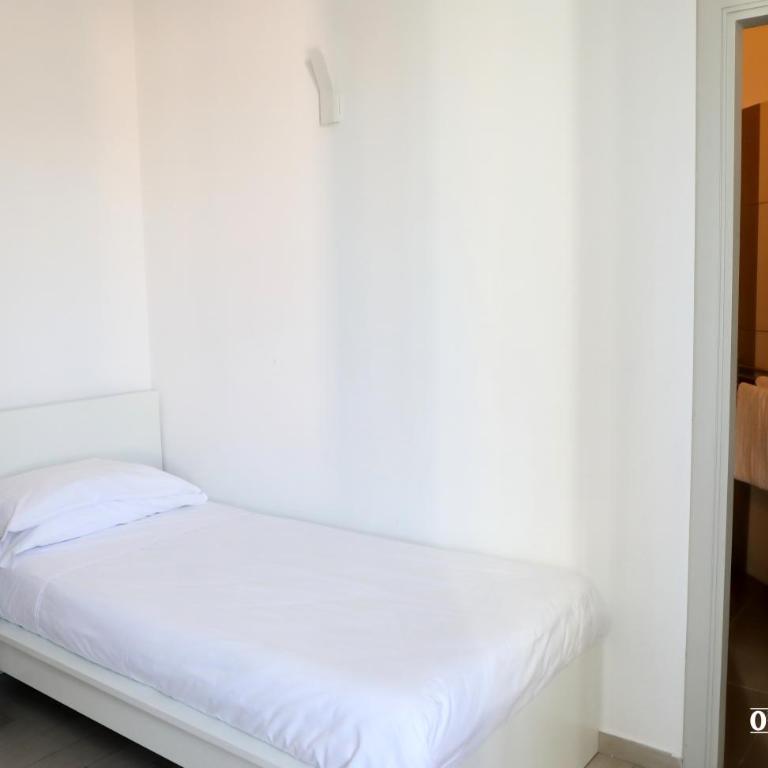 Up Hotel - Deluxe Single Room - 2