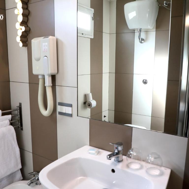 Up Hotel - Deluxe Double Room - 3