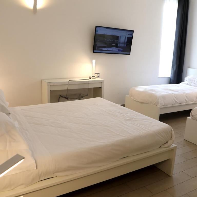 Up Hotel - Deluxe Quadruple Room - 1