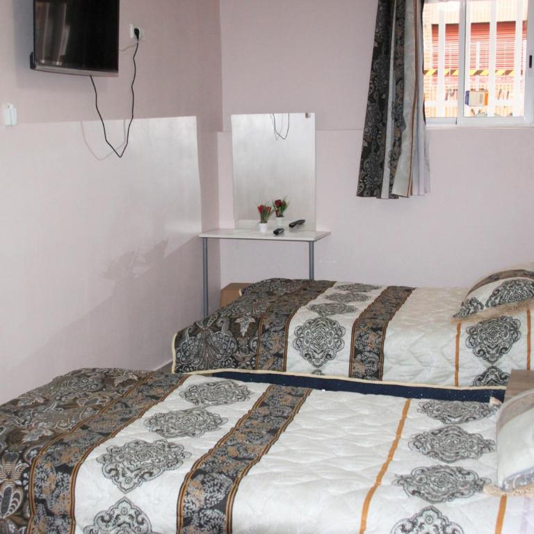 Pension La Lambra Azul - Standard Double Room with Shared Bathroom - 1
