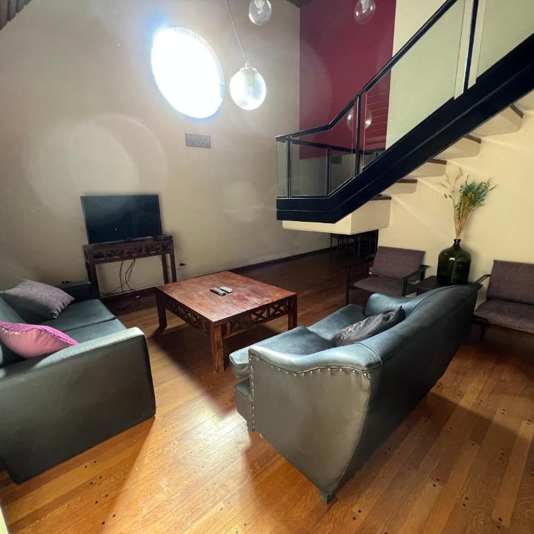 Casa Eusebio Blanco con patio parrilla y cochera en el centro de Mendoza - Casa de 5 dormitorios - 57