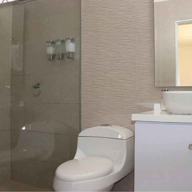 Hermosa casa ideal para grupos y familias con patio amplio cerca al Malecón - Four-Bedroom House - 13