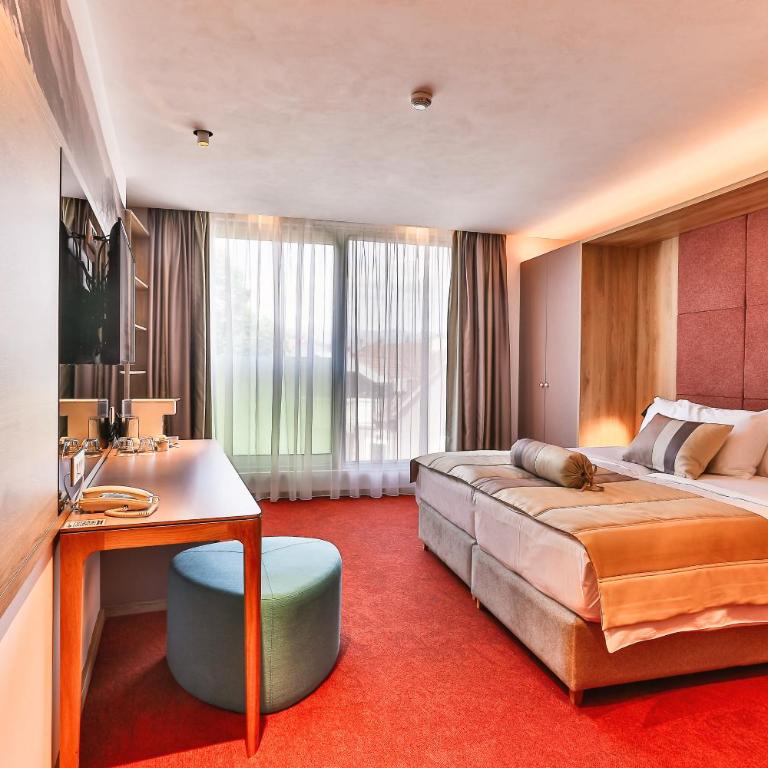 Carine Hotel Centar - Twin Room with Private Bathroom - 7
