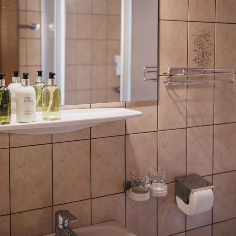 Haus Bellevue - Standard Triple Room - 4