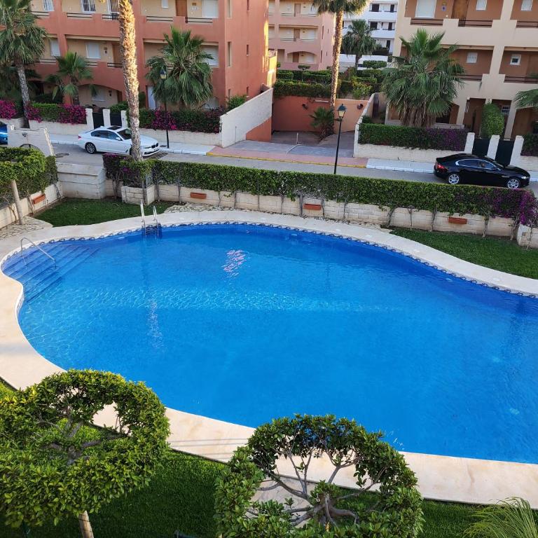 Bajo de esencia relajante con piscina privada y patio! - Apartamento de 2 dormitorios - 94