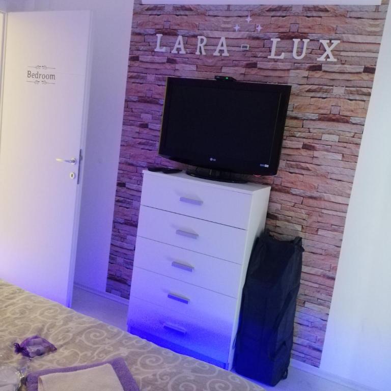 Lara Lux - One-Bedroom Apartment - 28