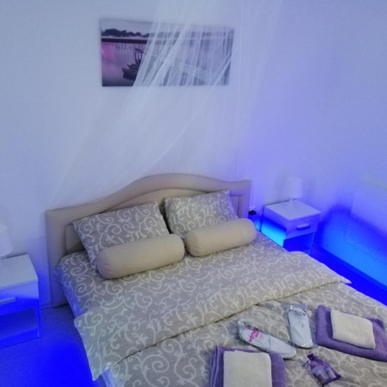 Lara Lux - One-Bedroom Apartment - 27