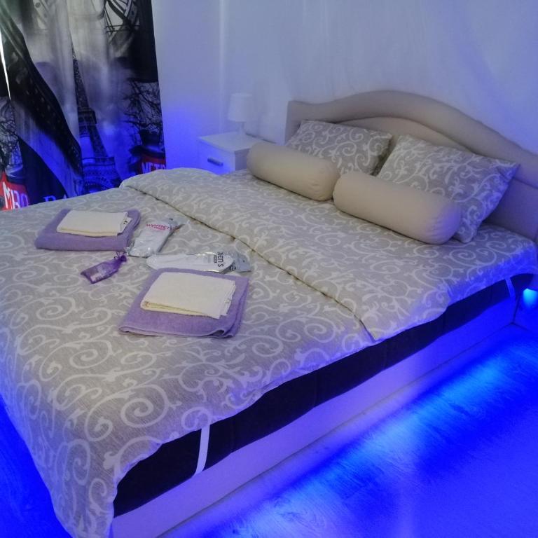 Lara Lux - One-Bedroom Apartment - 25