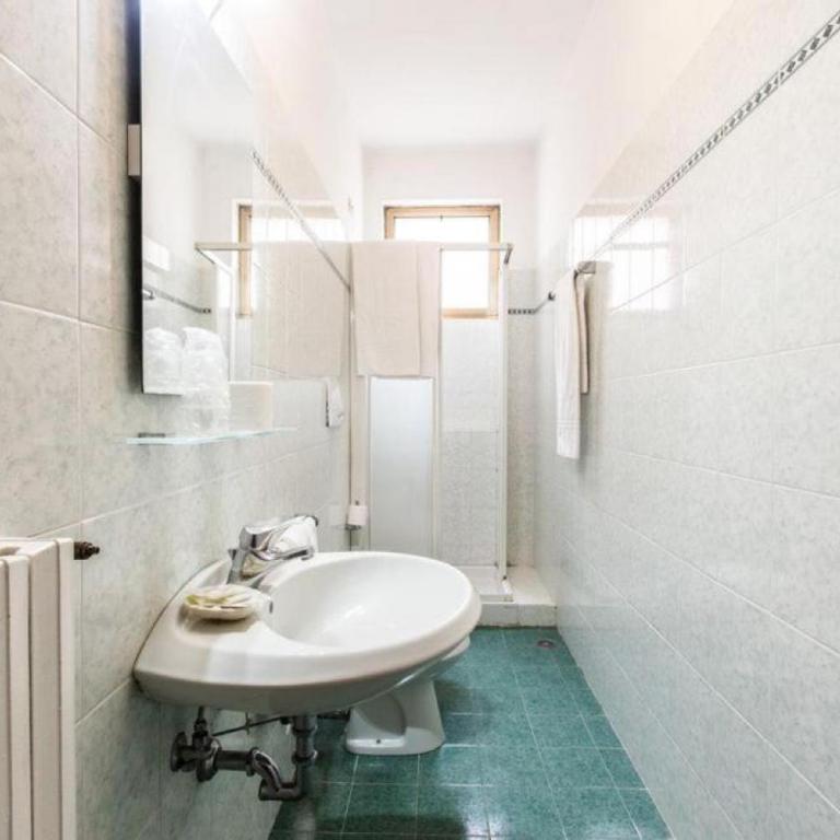 Hotel Guerrini - Camera Quadrupla con Bagno Privato - 6