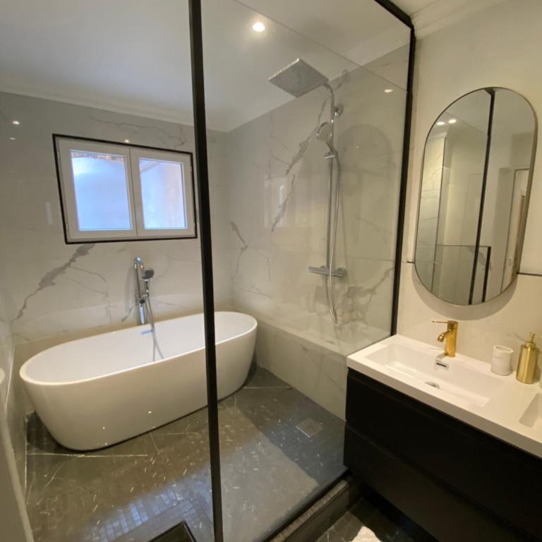 Lovely Spacious Large Patio Heart of Monaco - One-Bedroom Apartment - 15
