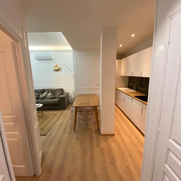 Lovely Spacious Large Patio Heart of Monaco - One-Bedroom Apartment - 10