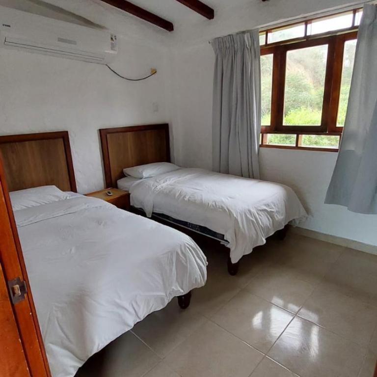 Howard Johnson by Wyndham Montañita - 1 Queen Bed and 2 Twin Beds, Family Room, Non-Smoking - 2