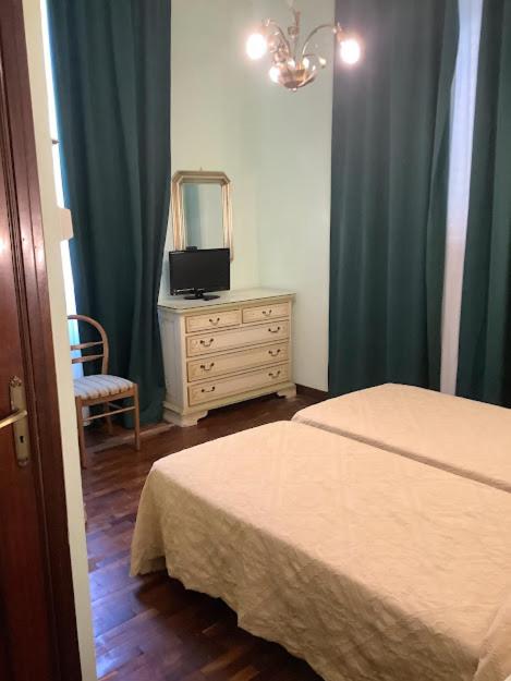 Hotel Savona - Camera Familiare con Bagno Privato - 4