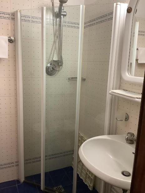 Hotel Savona - Camera Familiare con Bagno Privato - 9