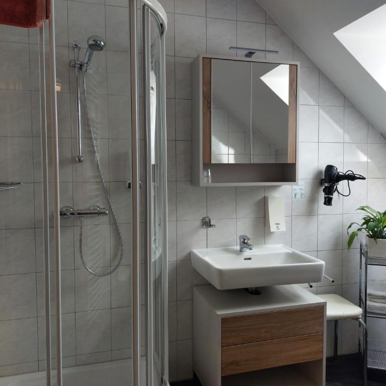 Gästehaus - Camping- Weinhof Radl - Chambre Double Standard - 1