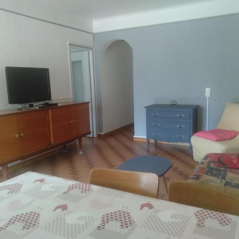 Location avec piscine et parking (n°2p) - Appartement - 12