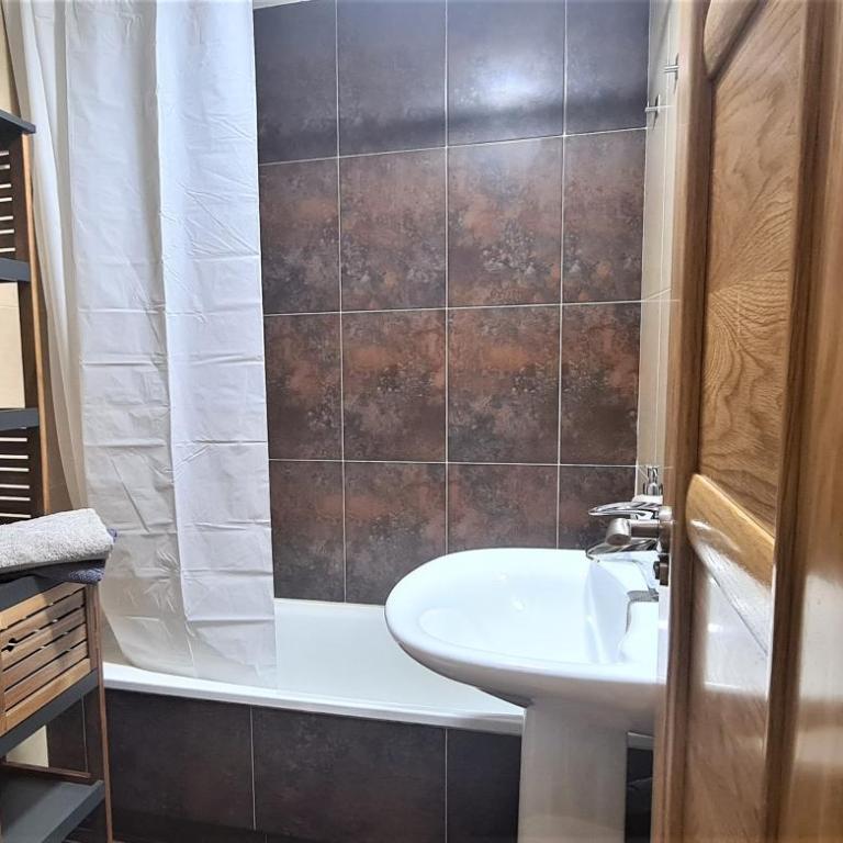 GoyaHospitales Peñalba Parking incluido - Apartamento de 1 dormitorio - 28
