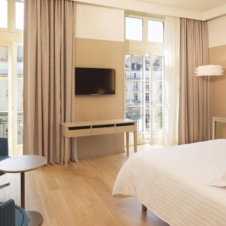 Oceania l'Hôtel de France Nantes - Hébergement Familial - 2 Chambres Communicantes - 3