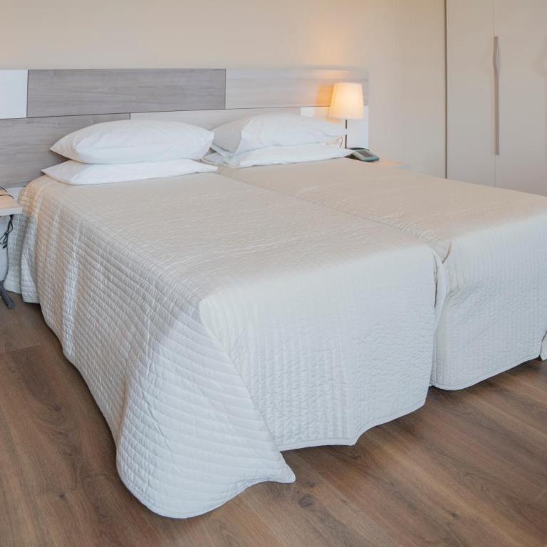 Albergo Celeste - Camera Matrimoniale/Doppia con Letti Singoli con Vista Mare Parziale - 5