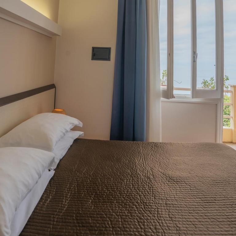 Albergo Celeste - Camera Matrimoniale con Balcone e Vista Mare - 2