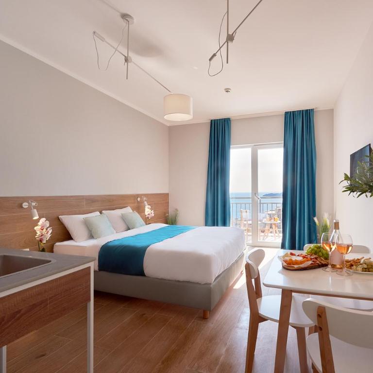 APART Garni Hotel LARIMAR - Deluks Dvokrevetna Soba sa Bračnim Krevetom i Bočnim Pogledom na More - 1