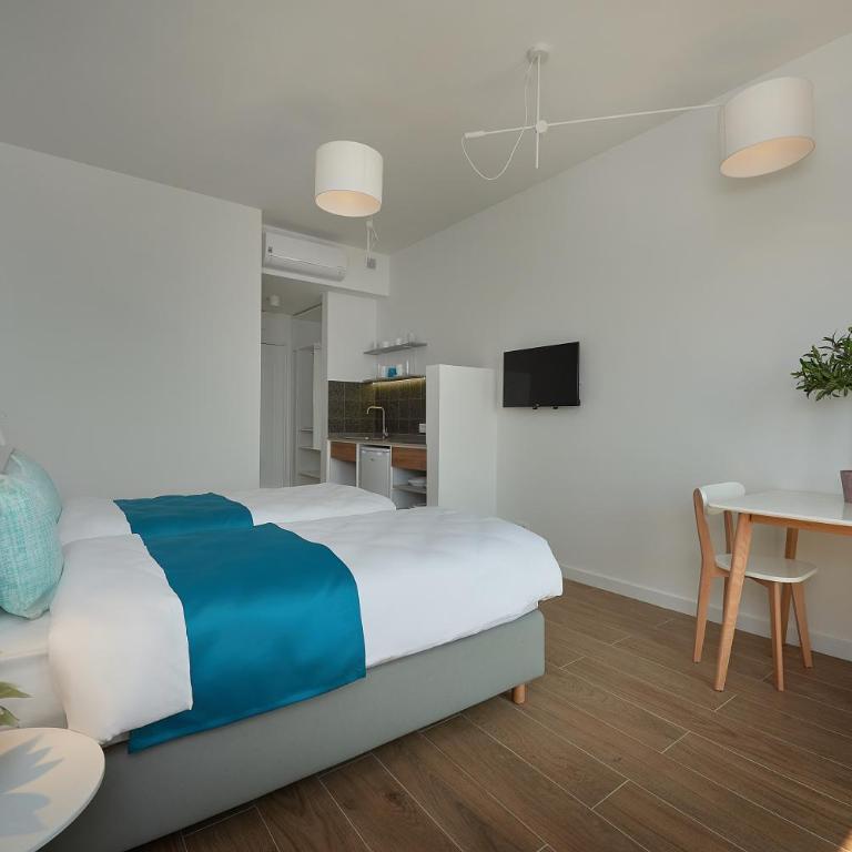 APART Garni Hotel LARIMAR - Deluks Dvokrevetna Soba sa Bračnim Krevetom i Bočnim Pogledom na More - 3