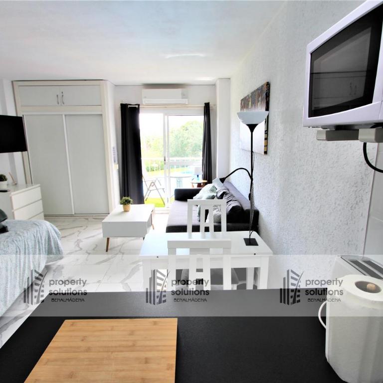 127 Júpiter estudio. Vista al jardín y la piscina. - Estudio - 12