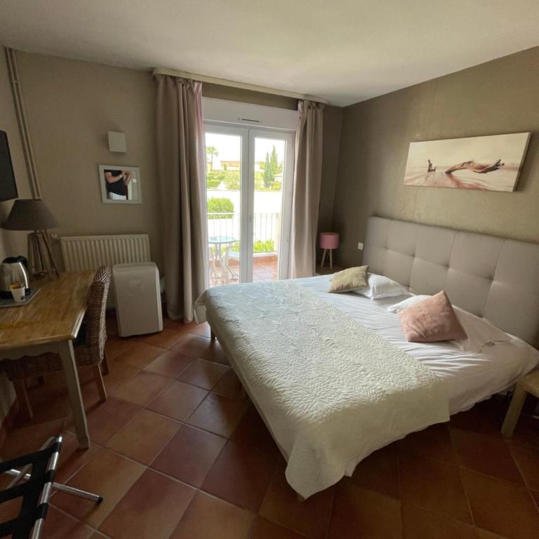 Hôtel Athéna - Chambre Double Confort avec Terrasse - 11