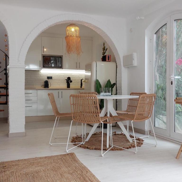 New Boho Home with Balcony, Private Garden and Communal Pool - Casa de 2 dormitorios - 15