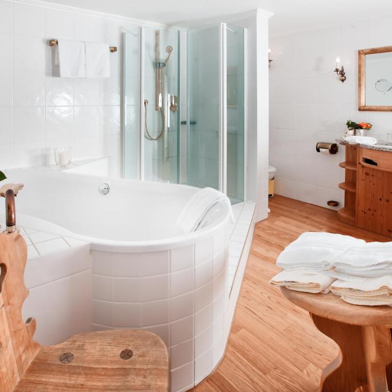 Mittelburg Wellnesshotel - Junior Suite mit Bergblick - 3