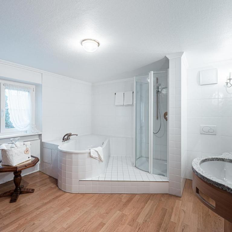 Mittelburg Wellnesshotel - Junior Suite mit Bergblick - 4